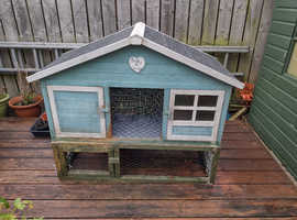 Rabbit / guinea pig hutch - free to collect in Hebburn, Tyne & Wear