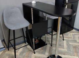 Breakfast bar and 2 bar chairs
