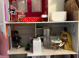Rainbow high house and dolls with accessories