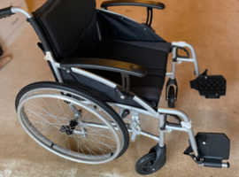Lightweight foldable wheelchair