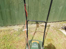 Black & Decker small hover lawn mower works well long lead electric
