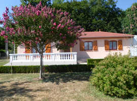 Property with 2 single storey houses (96 m2 and 49 m2) + 40m2 garage on land of 1100 m2