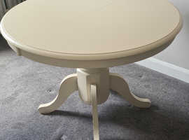1 metre round exstendable table 4 chairs