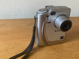 Fujifilm FinePix 4700 Zoom 2.4MP Compact Digital Camera Silver battery supplied