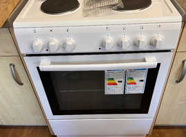 New Free standing white cooker