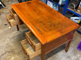 OLD STYLE SOLID QUALITY OFFICE TABLE/DESK
