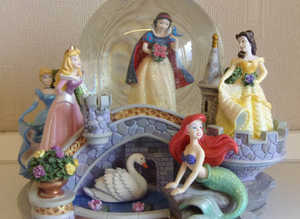 Disney once upon a dream princess snow globe 2001 RARE!!