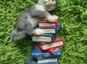 2002 Leonardo Collection - Reading Lesson - Cat on books ornament