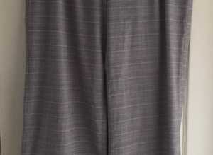 (061) Checked Prince of Wales trousers, size 16