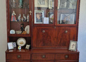 4ft 6 wide Mahogany display wall unit with drinks cabinet.