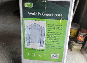 Walk in greenhouse