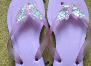 (570) Lilac flip flops, size 7/8