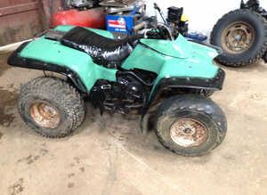KAWASAKI KLF BAYOU  BREAKING 300CC QUAD  CLASSIC OLD QUAD RUNS  2WD