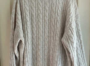 (906) H&M ladies cream jumper, size 16