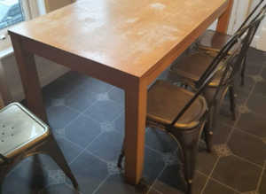 Table x5 chairs