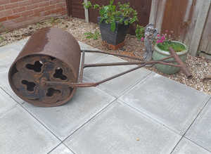 Bowling green roller