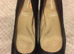 (154) Rockport ladies black shoes, size 8
