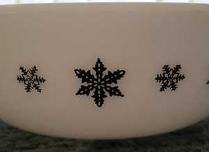 Vintage, JAJ Pyrex round dish  Black Snowflake Pattern 1958-67 Cash on collection only from Chatham