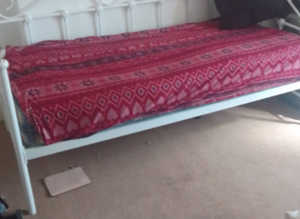 LOVELY SINGLE SOFA BED IN GOOD CONDITIONN WITH MATTRESS £99.00