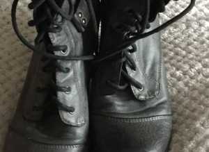(211) Grey lace-up boots, size 8