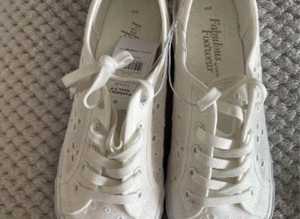 (920) Ladies white pumps, size 8/42, new!