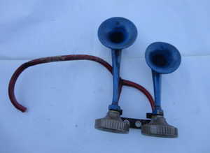 Clacson trumpets and motor for Fiat Dino 2400