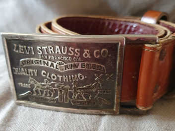 Levi shop belt buckle