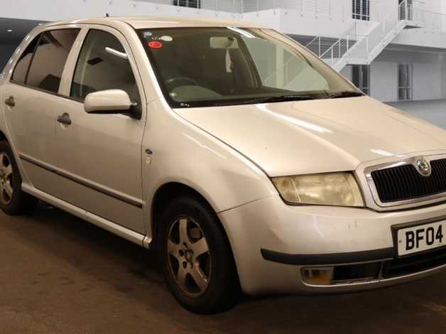 Cheap Skoda Fabia(04) Silver Hatchback, ULEZ FREE. PERFECT Petrol, 112,200 miles for sale in Enfield, Greater London