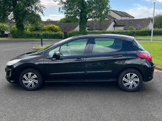 Peugeot 308, 2010 (59) Black Hatchback, Manual Diesel, 151,000 miles - Image 9