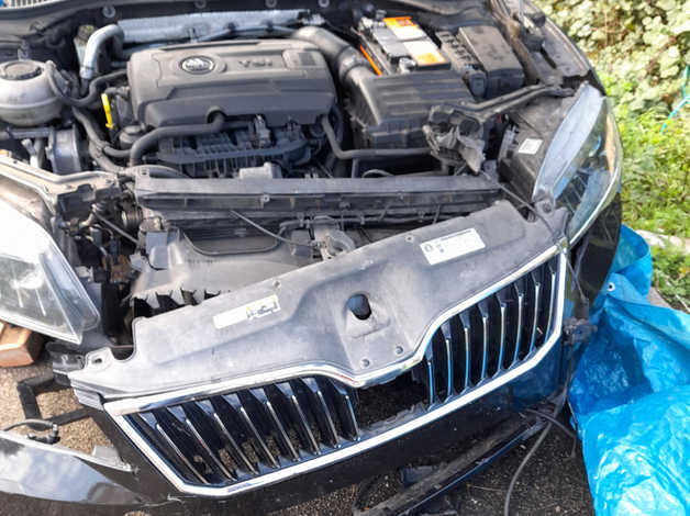 Skoda Superb, 2018 (18) Black Hatchback, Semi auto Petrol, 90,457 miles - Image 4