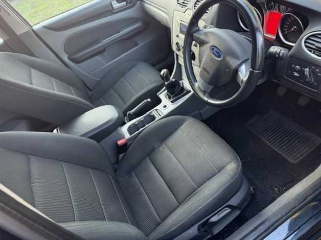 EYE CATCHING FORD FOCUS SPORT 1.6, PETROL. GOOD INSIDE AND GOOD OUTSIDE - Image 4