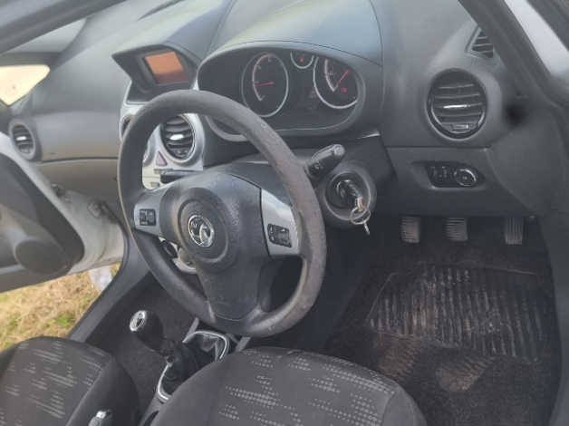 Vauxhall Corsa, 2013 (63) White Hatchback, Manual Diesel, 110,304 miles - Image 9
