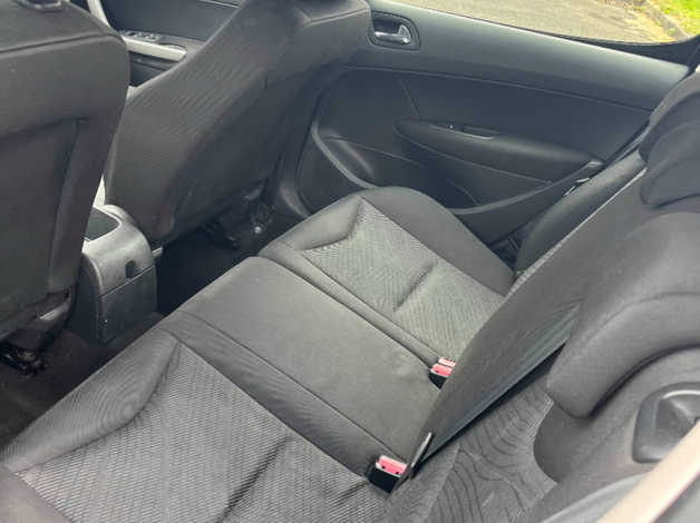 Peugeot 308, 2010 (59) Black Hatchback, Manual Diesel, 151,000 miles - Image 4