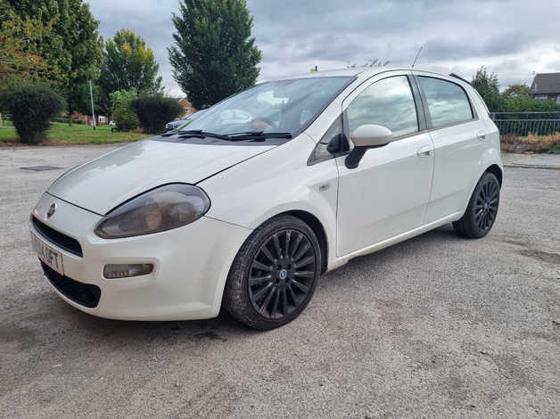 Cheap Fiat Punto, 2014 (14) White Hatchback, Manual Petrol, 135,237 miles for sale in Liverpool, Merseyside