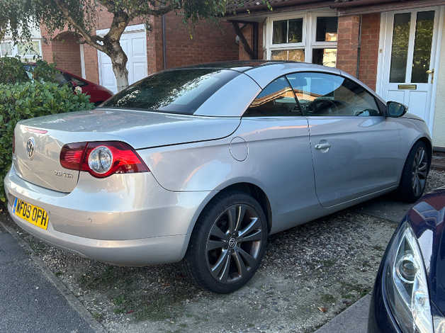 Cheap Volkswagen Eos, 2009 (09) Silver Convertible, Semi auto Diesel, 97,888 miles for sale in Reading, Berkshire