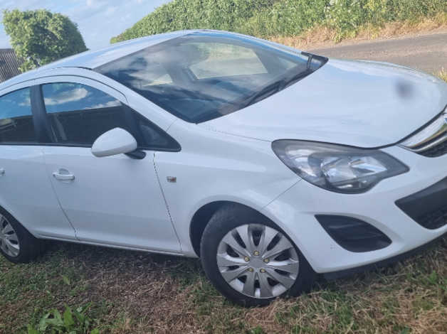 Vauxhall Corsa, 2013 (63) White Hatchback, Manual Diesel, 110,304 miles - Image 2