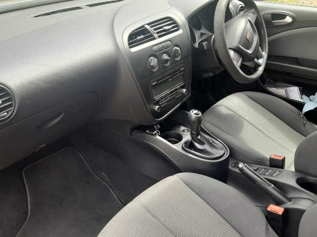 Seat Leon, 2011 (11) Silver Hatchback, Manual Diesel, 133,791 miles - Image 2