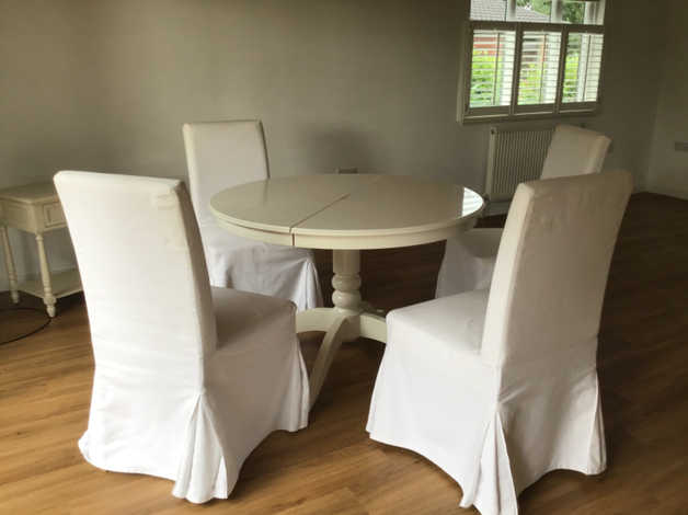 Extendable dining table & 4 chairs – Available again due to previous buyer not collecting! in York