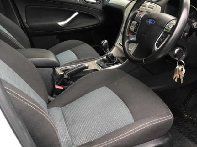 Ford Mondeo, 2010 (60) White Hatchback, Manual Diesel, 148,936 miles - Image 5
