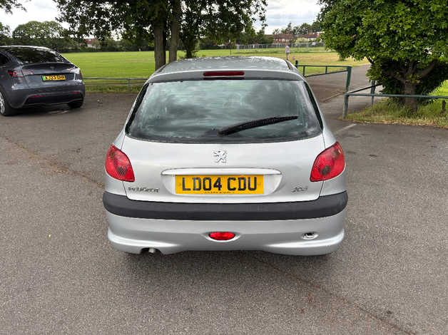 Peugeot 206, 2004 (04) Silver Hatchback, Manual Petrol, 69,966 miles - Image 5