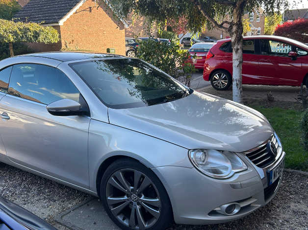 Volkswagen Eos, 2009 (09) Silver Convertible, Semi auto Diesel, 97,888 miles - Image 3