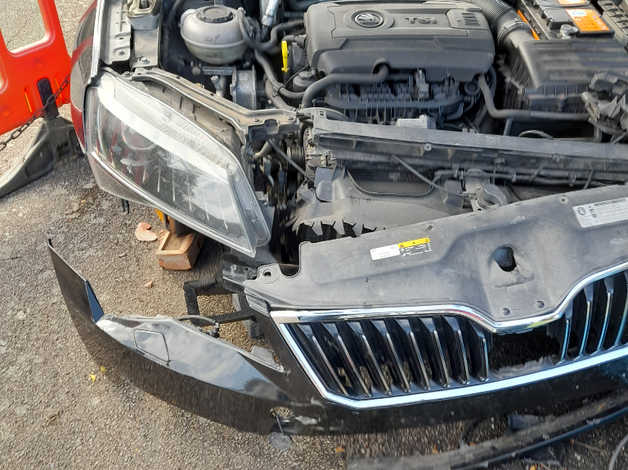 Skoda Superb, 2018 (18) Black Hatchback, Semi auto Petrol, 90,457 miles - Image 5