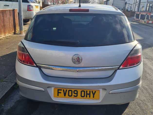 Vauxhall Astra, 2009 (09) Silver Hatchback, Manual Petrol, 73,300 miles - Image 2