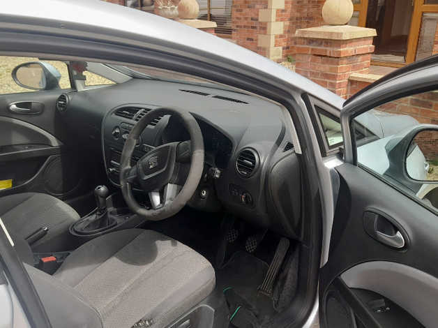 Seat Leon, 2011 (11) Silver Hatchback, Manual Diesel, 133,791 miles - Image 4