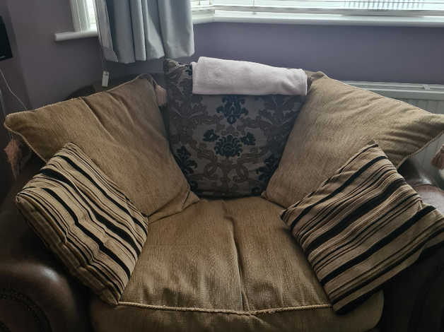 4 seater sofa and cuddle chair in Southampton