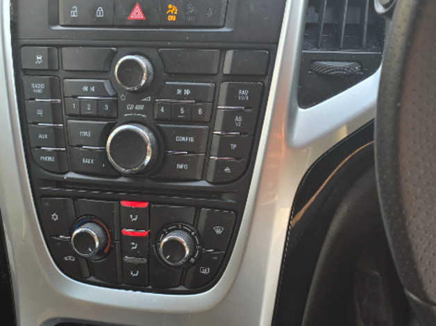 Vauxhall Astra, 2014 (64) black hatchback, Manual Petrol, 82,365 miles - Image 8