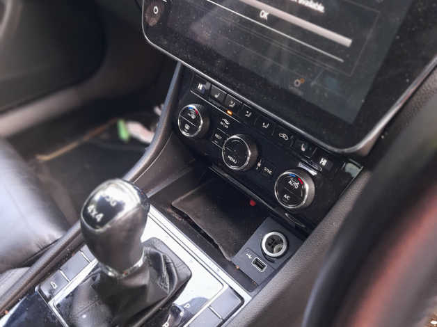 Skoda Superb, 2018 (18) Black Hatchback, Semi auto Petrol, 90,457 miles - Image 3